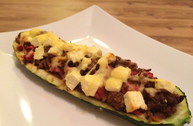 So lecker geht Low Carb: Gefüllte Zucchini mit Hackfleisch und Feta