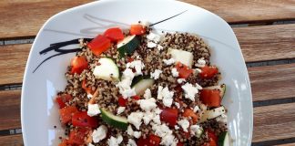 Linsen-Quinoa-Pfanne mit Feta – Vegetarisch mit viel Eiweiß Vegetarisch mit viel Eiweiß