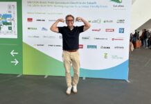 Outdoor-Fitness auf der GaLaBau 2026: Was Garten, Golfplatz und Spielplatz mit Deinem Training zu tun haben Michael Leibrecht vor der Wand des Grün-Blauen Pfads auf der GaLaBau 2026 in Nürnberg