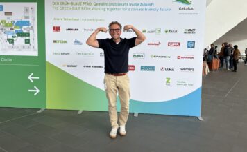 Outdoor-Fitness auf der GaLaBau 2026: Was Garten, Golfplatz und Spielplatz mit Deinem Training zu tun haben Michael Leibrecht vor der Wand des Grün-Blauen Pfads auf der GaLaBau 2026 in Nürnberg