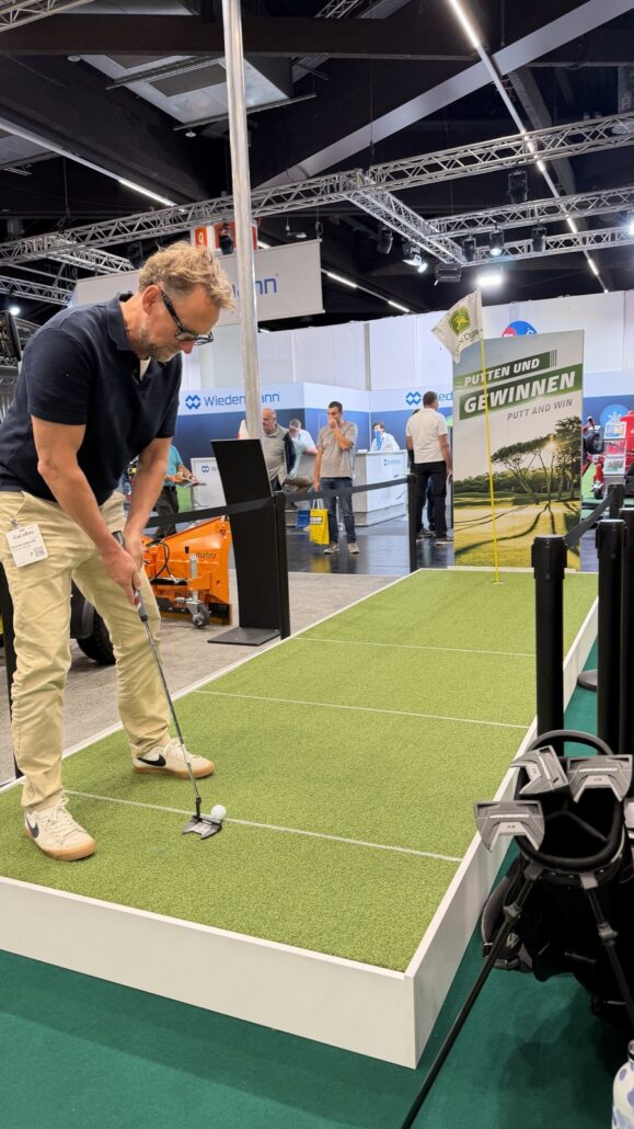 Michael Leibrecht beim Putten am Messestand von John Deere auf der GaLaBau 2026