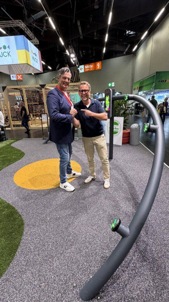 Uwe Lersch und Michael Leibrecht am Stand von KOMPAN auf der GaLaBau 2026