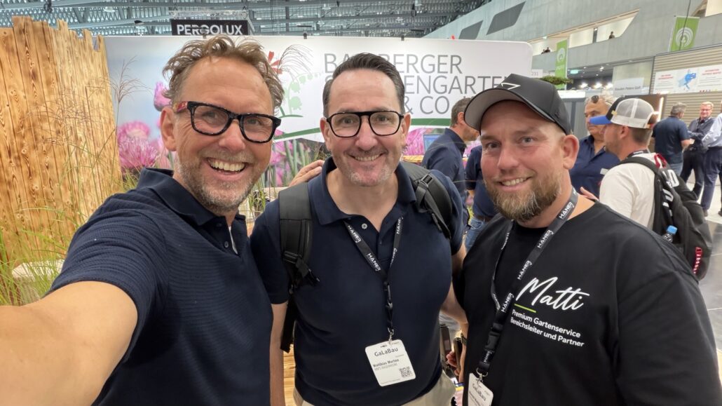 Michael Leibrecht mit Matthias Merten (MM'S Rasenwerk) und Matti (Premium Gartenservice) auf der GaLaBau 2026