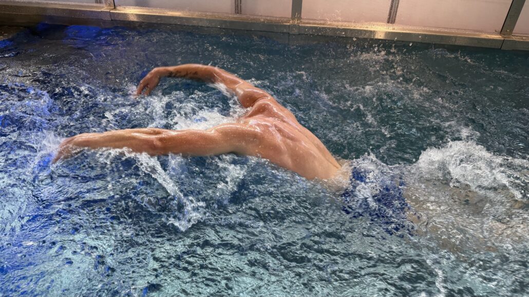 Schwimmer krault gegen die Strömung einer Turbinenschwimmanlage HydroStar von Binder