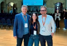 Hans Münch: 45 Jahre Fitnessmarkt, 12 Lektionen für Dein Fitnessstudio Hans Münch, Iris Leibrecht und Michael Leibrecht vor der Sponsorenwand des HFA-Europakongresses