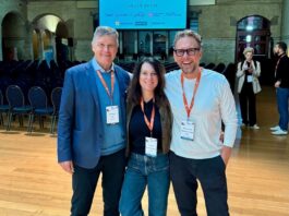 Hans Münch: 45 Jahre Fitnessmarkt, 12 Lektionen für Dein Fitnessstudio Hans Münch, Iris Leibrecht und Michael Leibrecht vor der Sponsorenwand des HFA-Europakongresses