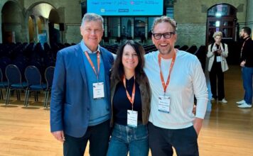 Hans Münch: 45 Jahre Fitnessmarkt, 12 Lektionen für Dein Fitnessstudio Hans Münch, Iris Leibrecht und Michael Leibrecht vor der Sponsorenwand des HFA-Europakongresses