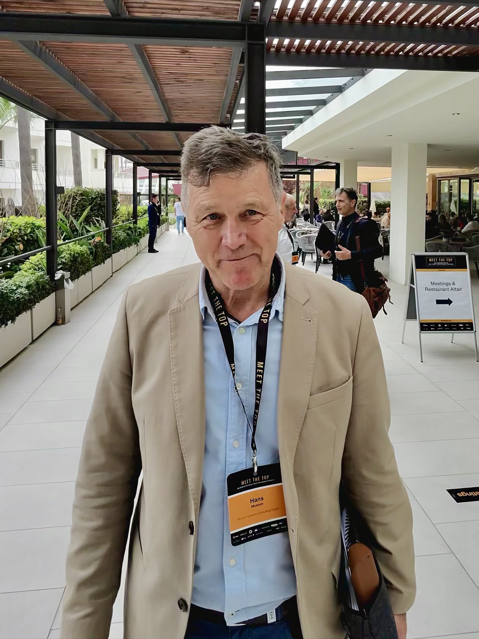 Porträt von Hans Münch mit Badge beim Meet-the-Top-Event auf Mallorca