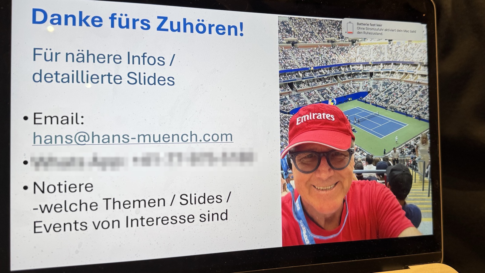Abschlussfolie eines Vortrags von Hans Münch mit Kontaktangaben und US-Open-Selfie