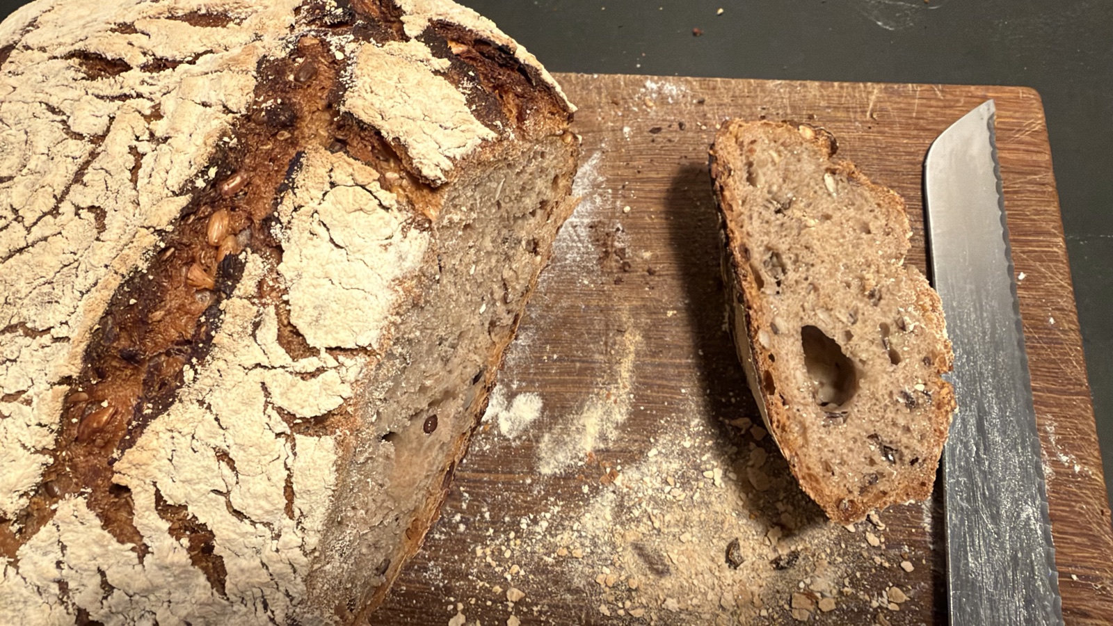 Der Brotanschnitt, in Mittelfranken Knerzla genannt, liegt neben dem Brot