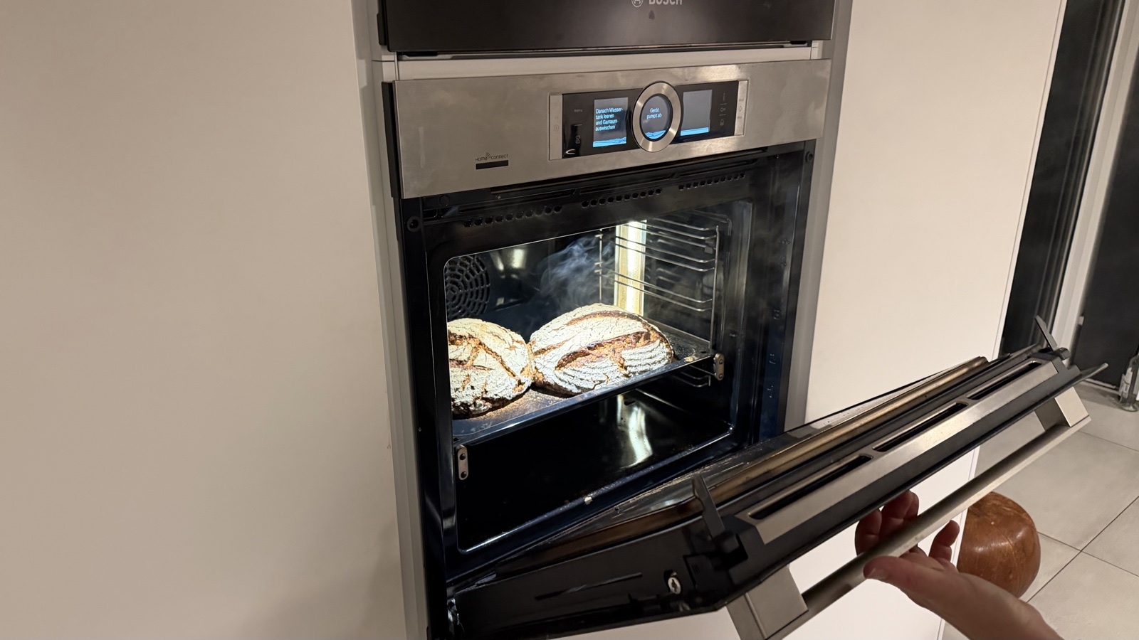 Zwei Brote backen im Ofen