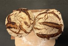 Roggenbrot mit Sauerteig und Körnern: Iris’ Rezept, Schritt für Schritt Zwei Roggen-Sauerteigbrote mit Körnern frisch aus dem Ofen