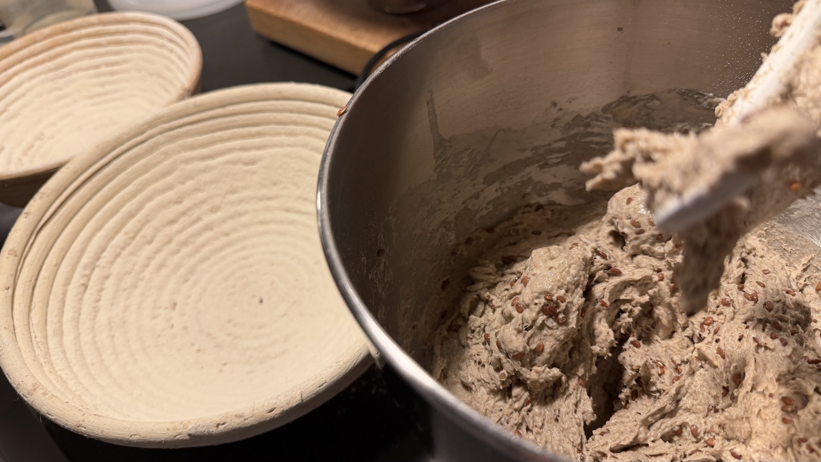 Fertig gekneteter Roggenteig in der Küchenmaschine