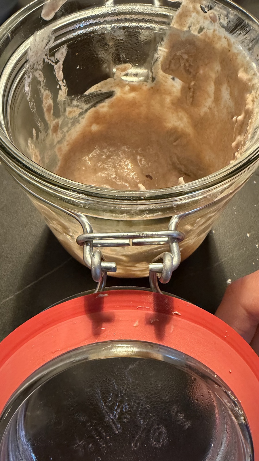 Sauerteig-Anstellgut im Glas aus dem Kühlschrank