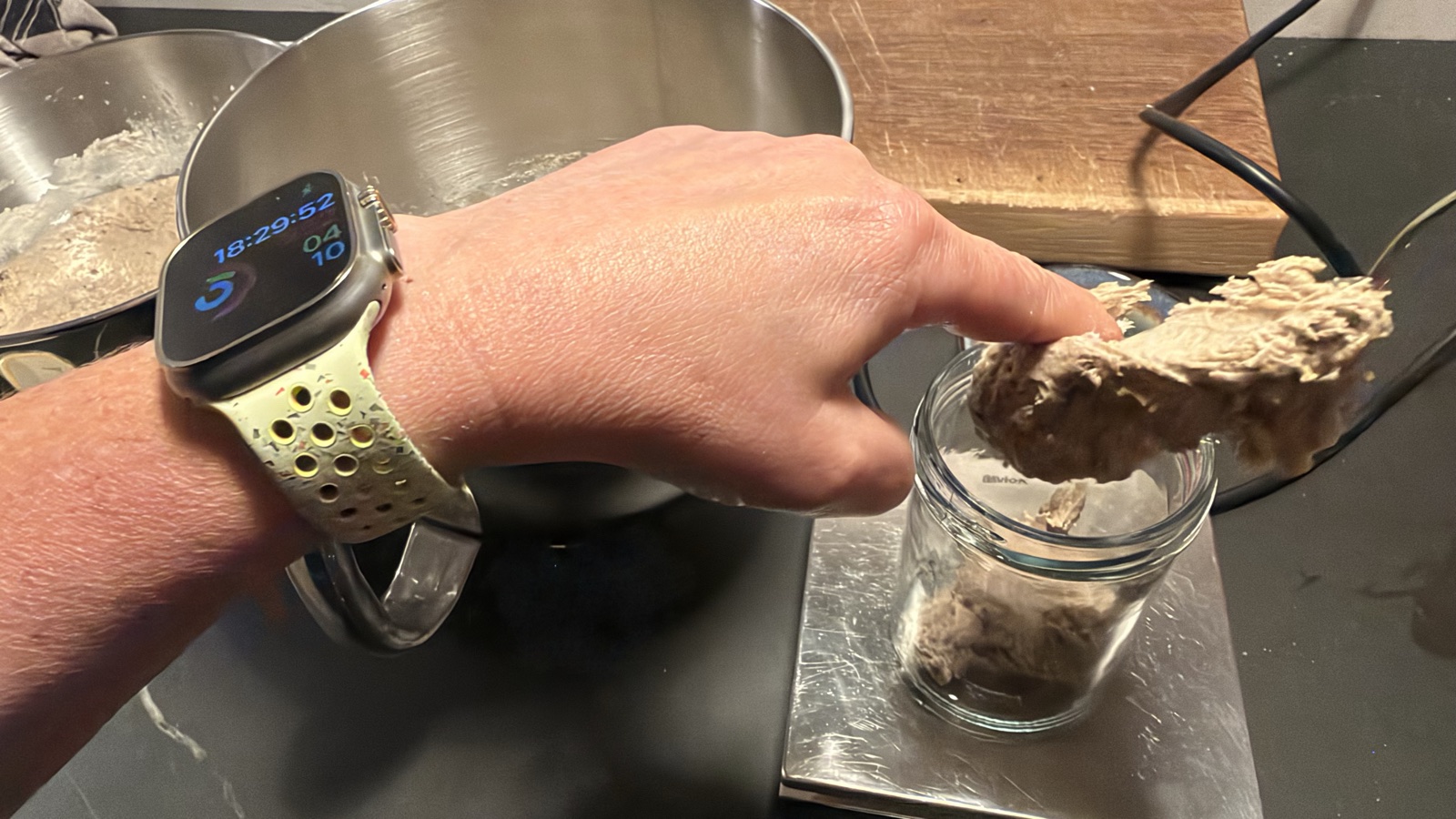 50 Gramm Vorteig kommen ins Glas für das nächste Brot