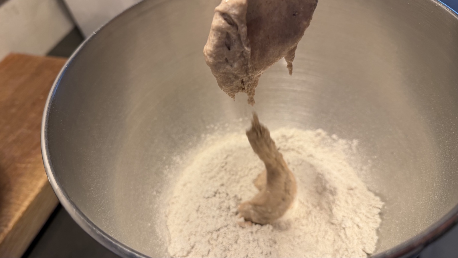 Sauerteigansatz kommt zu Roggenmehl in die Schüssel