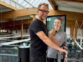 Körperfettwaage für 30 Euro oder seca für 10 Euro im Studio: Was die Werte wirklich taugen Michael Leibrecht steht barfuß auf der seca TRU im BEYERS AKTIV-PARK, Trainerin Vanessa steht daneben