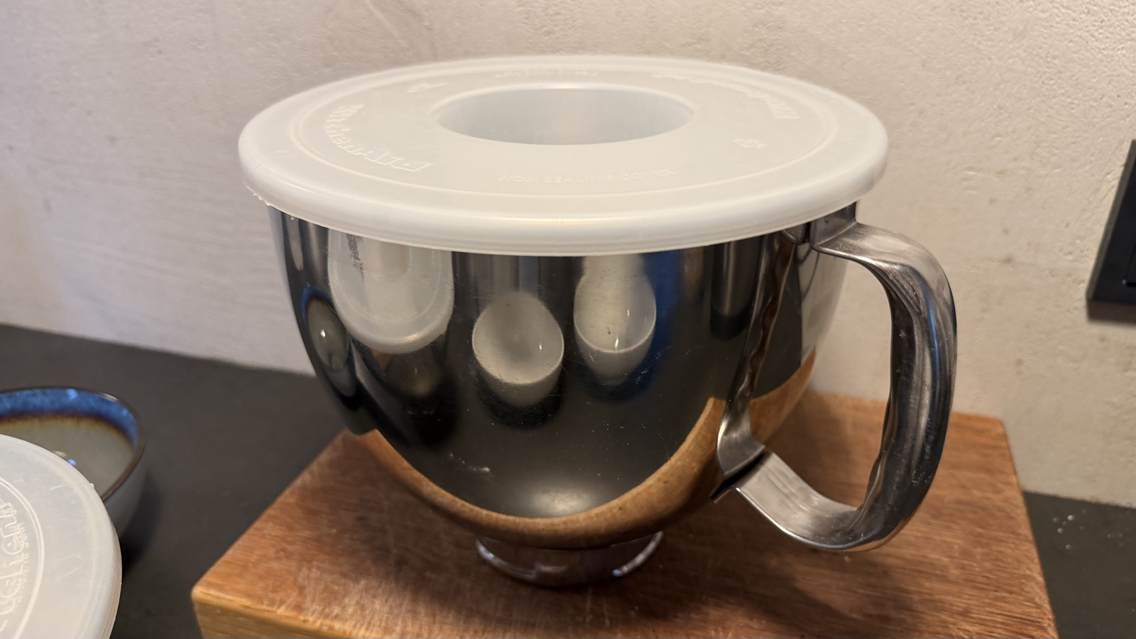 Abgedeckte Schüssel mit Vorteig